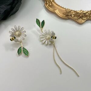 2/$30🌵 Asymmetrical Bee & Daisy Flower Gold Earrings NEW Bumblebee Jewelry Gift